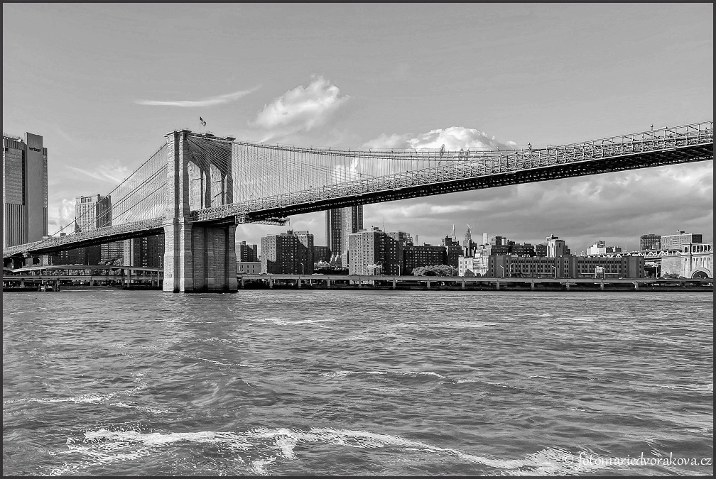 BROOKLYN BRIDGE A LOWER MANHATTAN