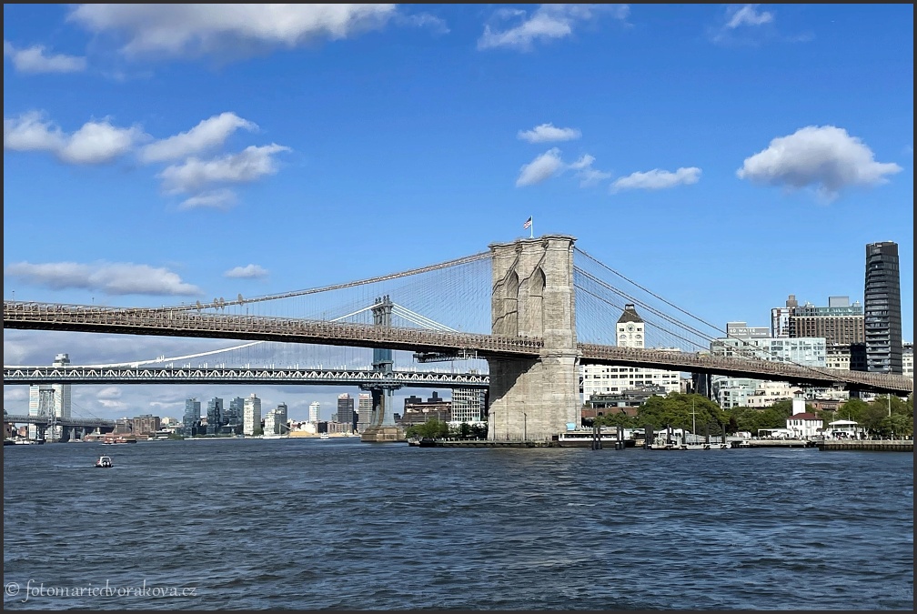 BROOKLYN BRIDGE v pozadí MANHATTAN BRIDG