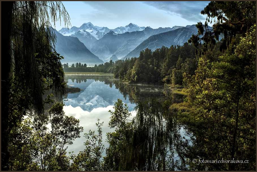Jezero Matheson, na horizontu vpravo Aoraki/Mt.Cook (3 724m) a vlevo Rarakiroa/Mt.Tasman (3 497m)