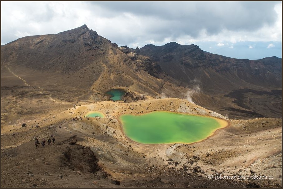 Jezírka EMERALD LAKES (1 730m) na Tongariro Alpine Crossing (délka 19,5 km, převýšení 1800m) = hlavní odměna fotografa za to utrpení na treku :-)