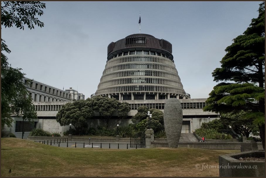 Parlament ve Wellingtonu, Beehive Building = včelí úl, sídlo novozélandské vlády