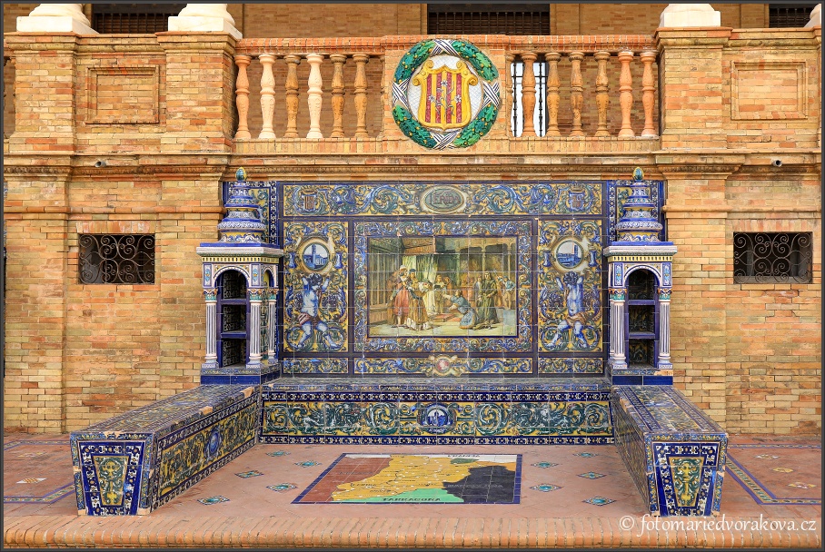 Plaza de España v Seville, Plaza de España v Seville, Kachlové provinční výklenky podél zdí Plaza de España